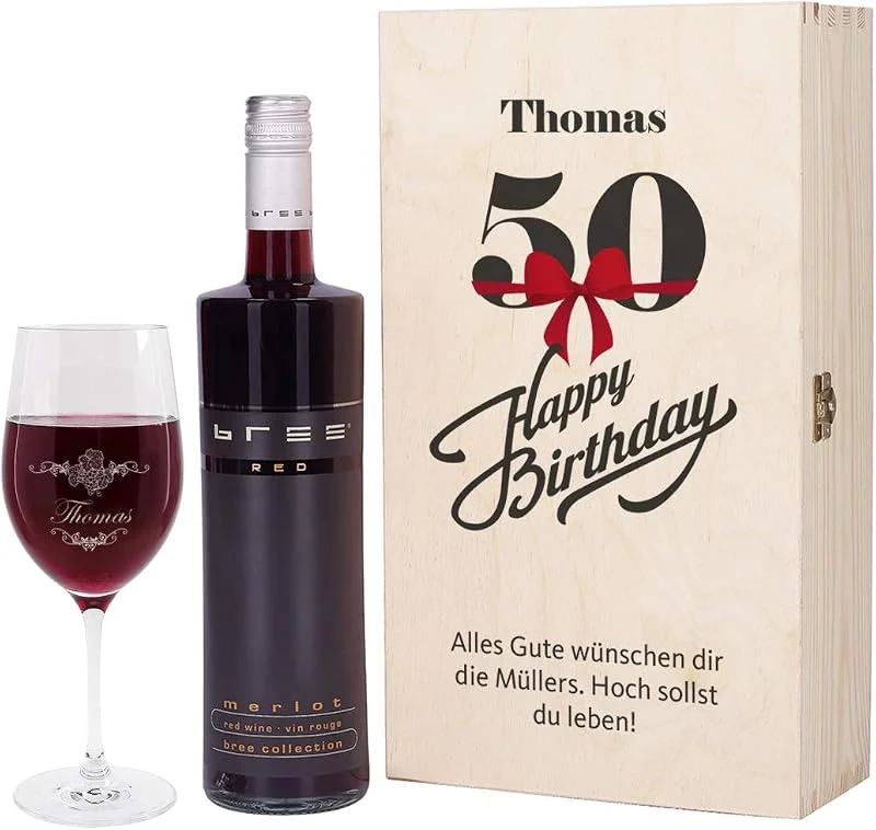 Besuche den Herz & Heim-Store Herz & Heim® Bree Wein-Präsent zum 50. Geburtstag mit graviertem Weinglas und Bree Wein zur Auswahl in Geschenkkiste Rot — Wein und Festtafel
