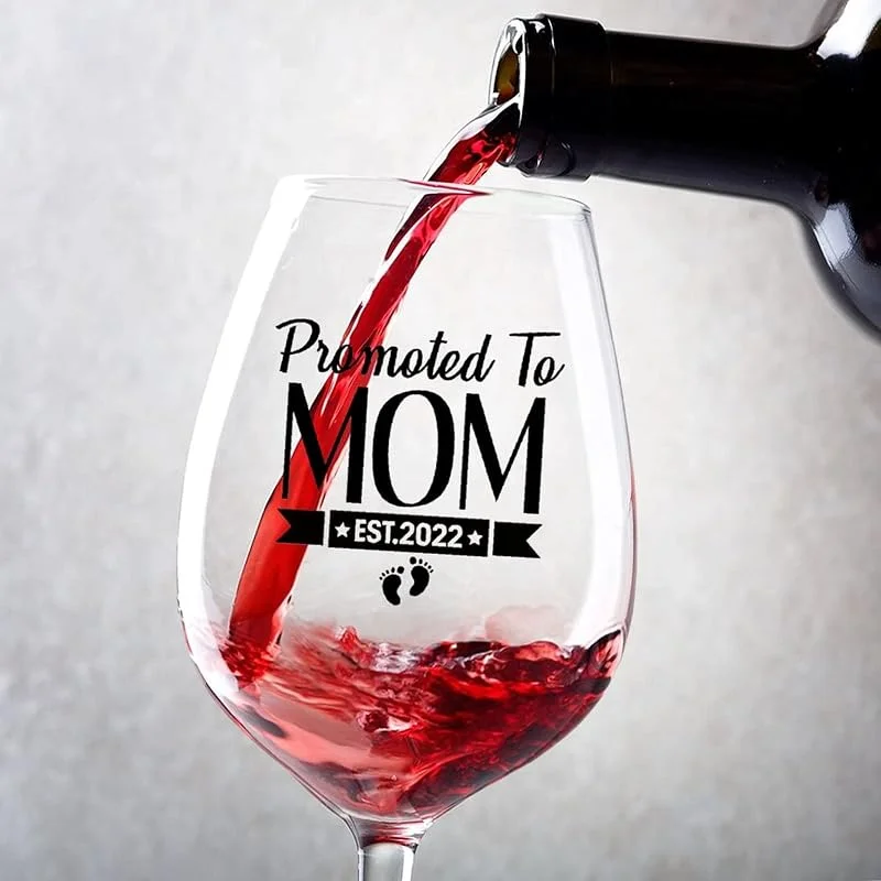 Marke: Rimego Weinglaskelch, Promoted to Mom Weingläser-Set mit 2 dekorativen Weingläsern für Paare, Jahrestag, Hochzeit, Geschenk, personalisierte Weingeschenke für Frauen und Männer — Wein und Festtafel