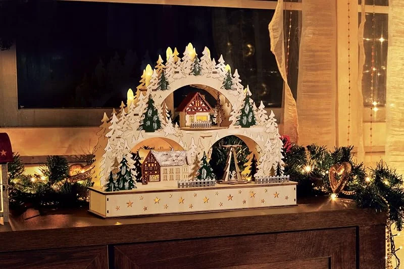 Marke: ito electronics Weihnachtlicher Schwibbogen Pyramide mit LED Kerzen und Timerfunktion, Weihnachtsdekoration, Holzdesign mit Winterszene, Beleuchteter Lichterbogen