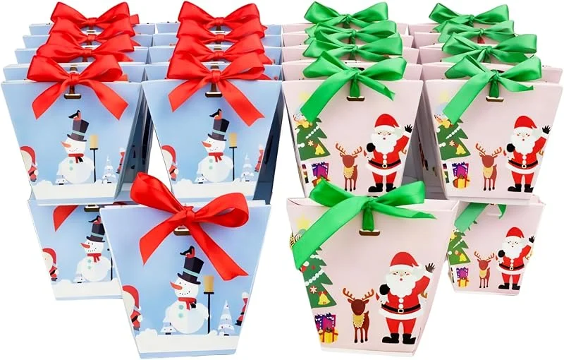 Besuche den emartbuy-Store Emartbuy Set mit 24 weihnachtlichen Süßigkeitenschachteln, Leckerli-Box, Geschenkbox mit Schleife, 2 Designs – 6 Stück pro Design, Größe – 12 cm x 6 cm x 10 cm — Geschenkverpackung