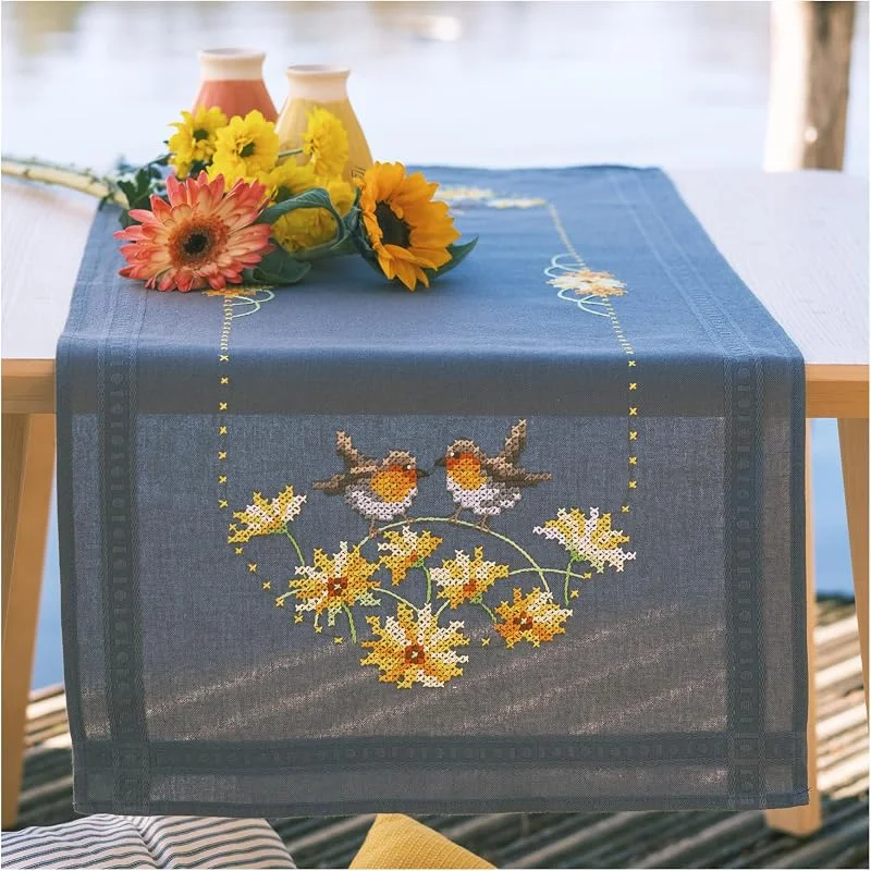 Besuche den Vervaco-Store VERVACO Stickpackung Kreuzstich Set Vorgedruckt Tischläufer ROTKEHLCHEN UND GELBE BLUMEN Stickdecken Vorgezeichnet DIY Basteln Erwachsene Kreativ Stickläufer zum Selbersticken 40 x 100 cm Stickset — Advent und Tisch