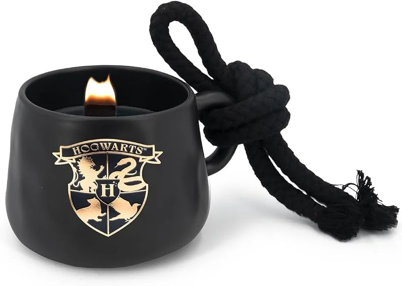 Marke: Harry Potter Harry Potter™ Duftkerze Cup Hogwarts, Sinnlicher Moschus-Duft, Magische Hogwarts™ Home Deko, Keramik Kerze, bis zu 40 h Brenndauer, Geschenk für Fans — Kerzenlicht Abendessen