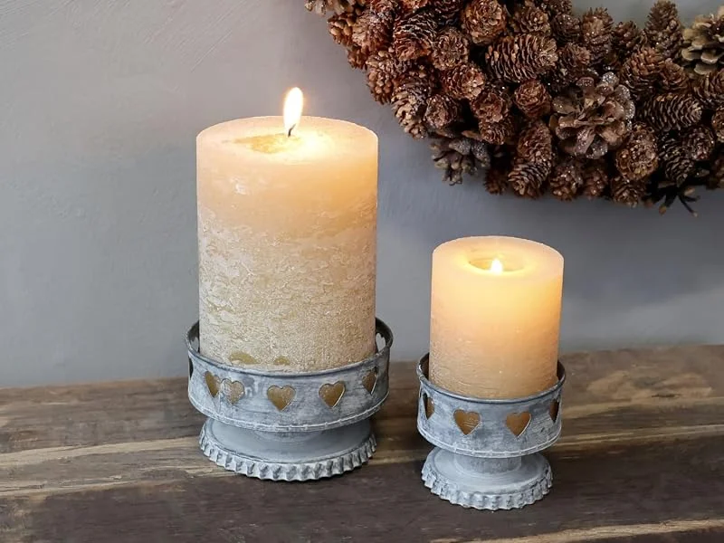 Marke: Chic Antique Chic Antique Wunderschöner Kerzenhalter Kerzenständer für Stumpenkerzen mit Herzkante auf Fuß in 2 versch. Größen Zink antik (71638-00 H7xØ11, 5cm) — Kerzenlicht Abendessen
