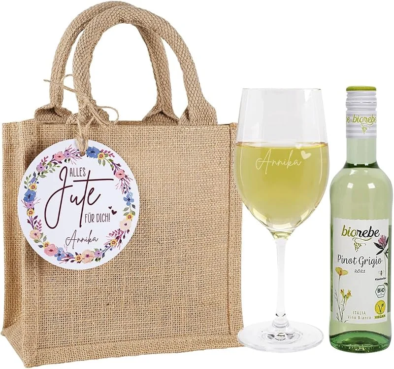 Besuche den Herz & Heim-Store Herz & Heim® Wein-Geschenk mit graviertem Weinglas und Wein zur Auswahl in Jute Geschenktasche Weiß, Alles Jute — Wein und Festtafel