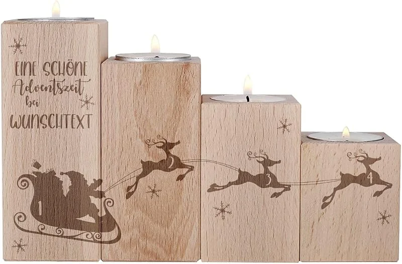 Besuche den Herz & Heim-Store Herz & Heim® Adventskerzenhalter Personalisiert mit Wunschtext, Weihnachtsdeko mit Weihnachtsmann und Schlitten — Advent und Tisch