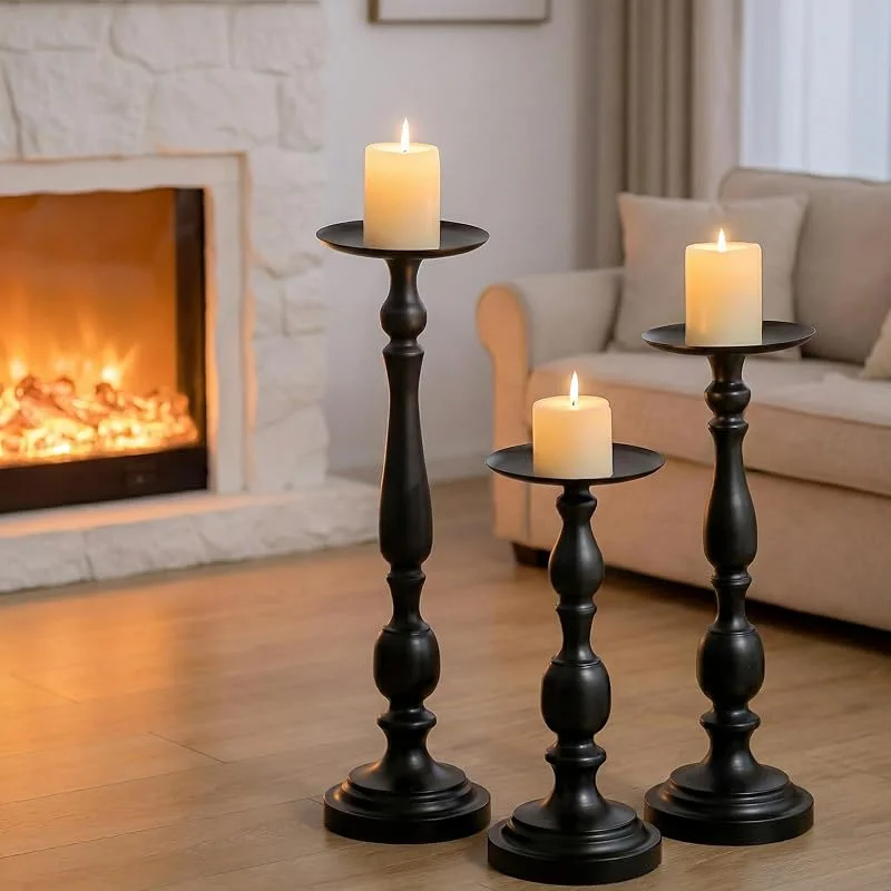 Besuche den Sziqiqi-Store Sziqiqi Hohe Kerzenständer Kerzenhalter für Stumpenkerzen - Schwarz Kerzenleuchter Satz von 3 Großen Kerzenhalter für Boden und Tisch Moderne Mittelstücke für Halloween Weihnachten Hochzeit Dekor — Kerzenlicht Abendessen