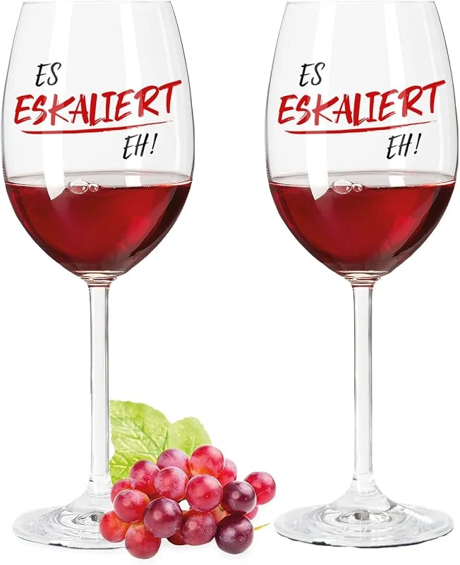 Besuche den GRAVURZEILE-Store GRAVURZEILE Weinglas - Es eskaliert eh! - Lustige Geschenke mit Spruch für Sie & Ihn - Geschenk für Mama zum Geburtstag - für Freunde & Familie — Wein und Festtafel