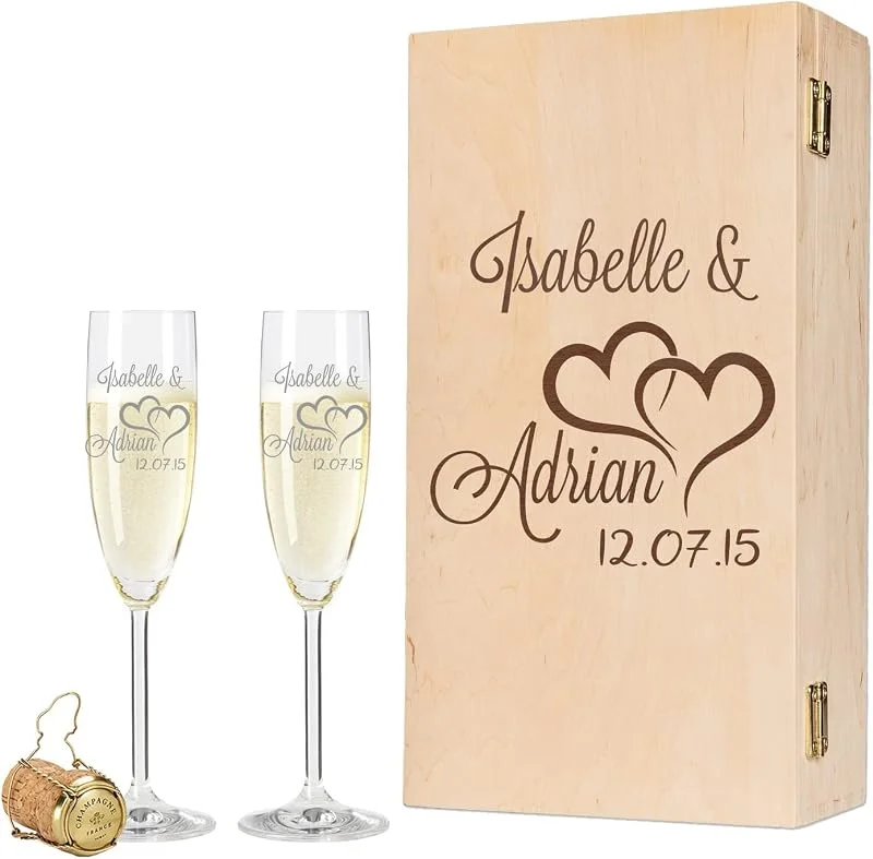 Besuche den GRAVURZEILE-Store GRAVURZEILE Sektgläser mit Gravur von Namen & Datum im - Große Liebe Design - Geschenk zur Hochzeit, Verlobung Jahrestag - inkl. gravierter Vintage-Holzkiste - das perfekte Hochzeitsgeschenk — Wein und Festtafel