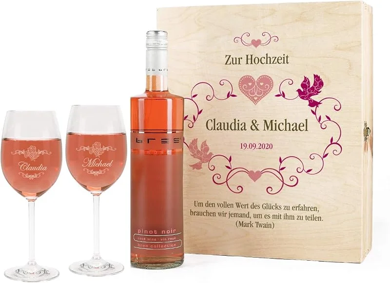 Besuche den Herz & Heim-Store Herz & Heim® Edles Hochzeitsgeschenk, Weinset mit BREE Rosé Wein, Leonardo Weingläsern u. persönlicher Gravur — Wein und Festtafel