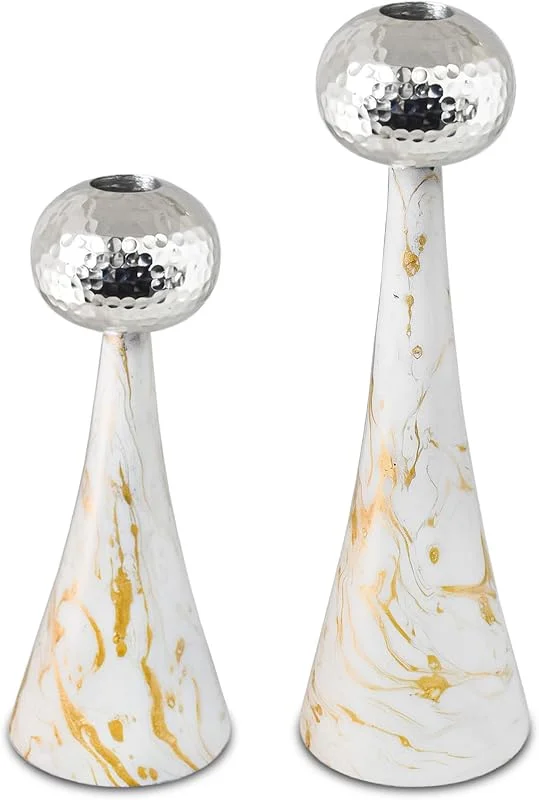 Marke: Zion Judaica Ltd Zion Judaica Kerzenhalter aus Metall, modern, goldfarben und weiß, Marmor, versetzt, kegelförmig, gehämmert, runde Oberseite, Set mit 2 künstlerischen Kerzenhaltern für 2, 2 cm Kerzen — Kerzenlicht Abendessen