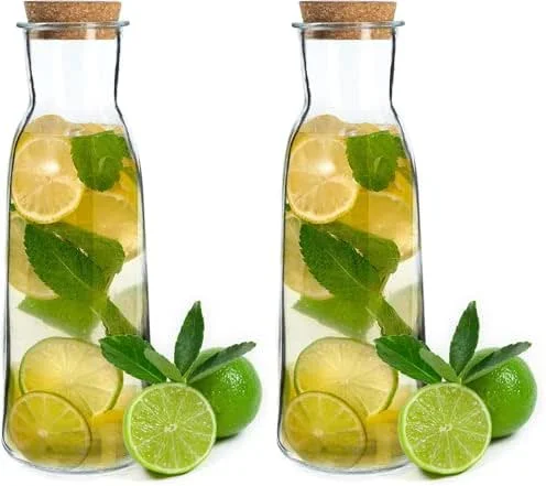 Besuche den KADAX-Store KADAX Glaskaraffe mit Korkdeckel, 1L Wasserkaraffe aus hochqualitativem Glass, 27x9cm Karaffe für Wasser, Limonade, Wein und Saft, Wasserkrug mit Korkstopfen (1L) (Packung mit 2) — Wein und Festtafel