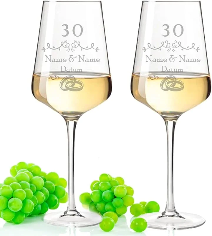 Besuche den GRAVURZEILE-Store GRAVURZEILE Weißweingläser mit Gravur - Perlenhochzeit 30 Jahre - Personalisiert mit Namen & Datum - Geschenk für Sie & Ihn zur Hochzeit Verlobung Jahrestag — Wein und Festtafel