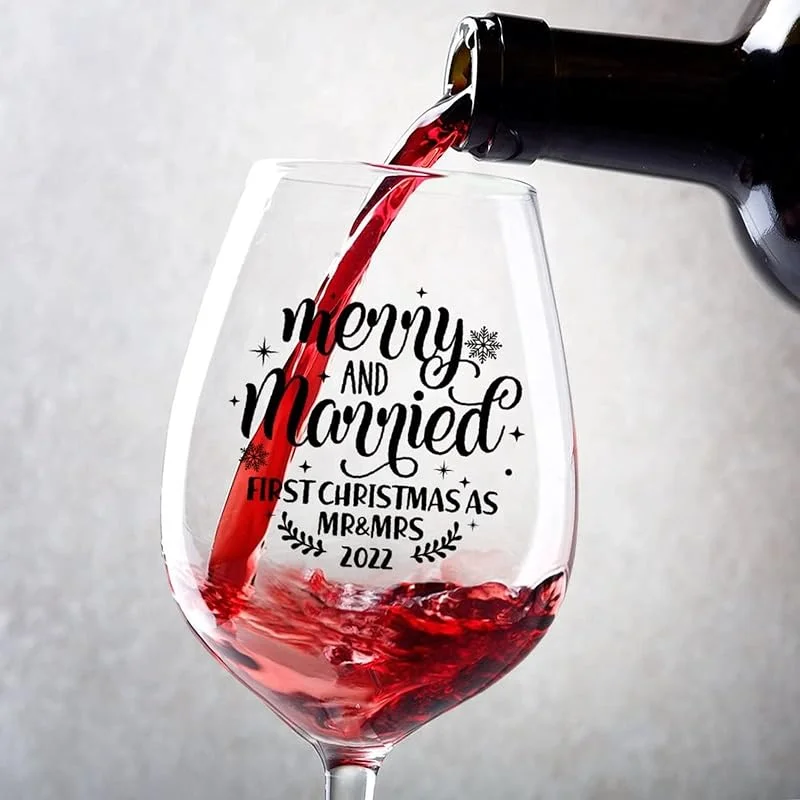 Marke: Rimego Rotweingläser Merry & Married First Christmas As Mr & Mrs, niedliche Weingläser für Frauen, 2er-Set, tolles Weingeschenk für Hochzeit, Jahrestag, Weihnachten, Geburtstag, 482 ml — Wein und Festtafel