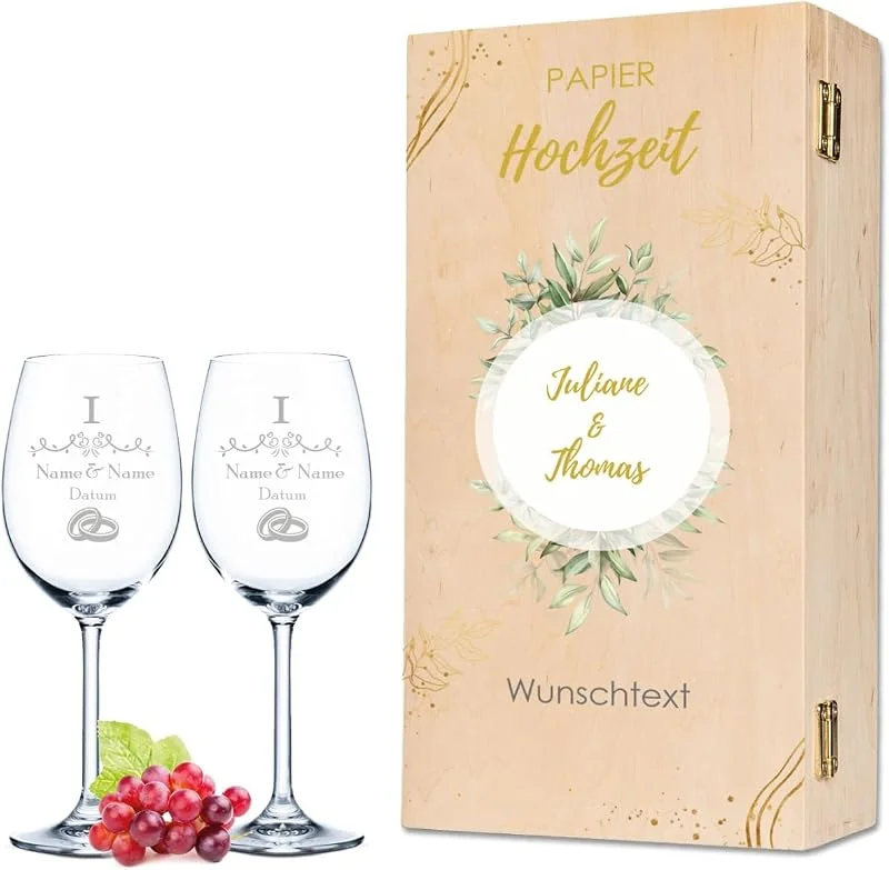 Besuche den GRAVURZEILE-Store GRAVURZEILE Weingläser mit Gravur - Papierhochzeit Design - Personalisiert mit Namen & Datum inkl. Holzkiste - Geschenk zur Hochzeit Verlobung Jahrestag — Wein und Festtafel