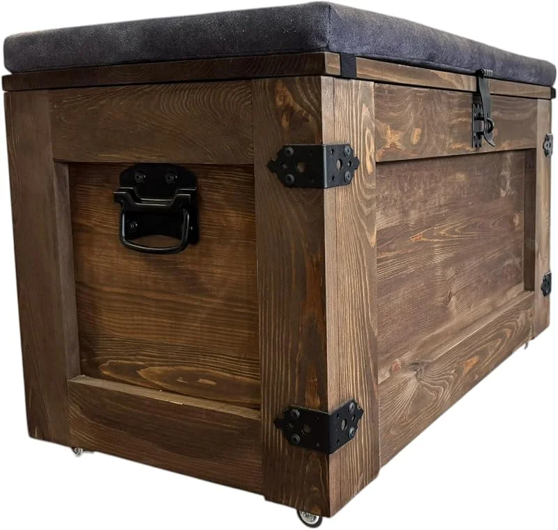 Besuche den weeco-Store weeco Holzkiste Schatzkiste Aufbewahrungsbehälter mit vier Rollen. 24 kg, 80 x 45 cm Holzkiste Kiste Couchtisch Beistelltisch Vintage Shabby Chic Klappdeckel und Stauraum mit Sitzfläche — Weihnachtsdeko