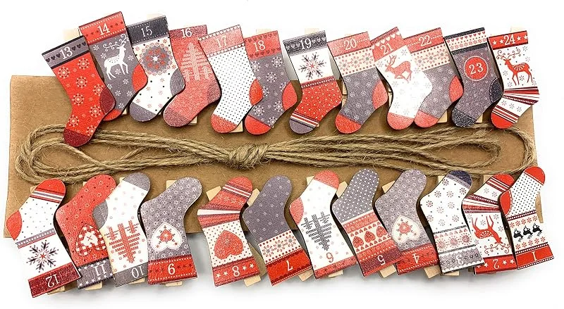 Marke: dekoria Adventskalender Socke Strumpf zum Hängen mit Klammer Holz Rot Grau Weiss — Advent und Tisch