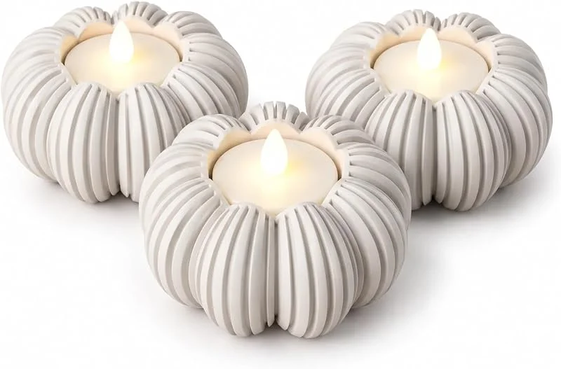Besuche den Alupedia-Store Kürbis Teelichthalter 3er Set mit 3 LED Teelichtern, Geriffelter Kerzenhalter für Herbstdeko & Tischdeko, Kürbis Deko für Wohnzimmer, Esszimmer & Schlafzimmer, Weiß — Advent und Tisch