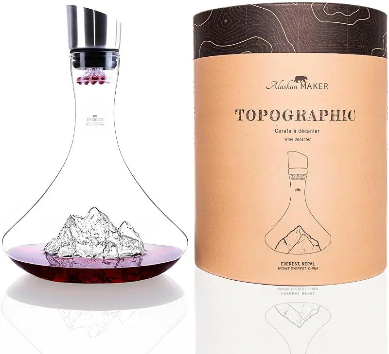 Marke: Alaskan MAKER Karaffel zum Dekantieren von Wein 1, 8 L, Borosilikatglas von höchster Qualität, handgeblasen mit erhabenen Bergmotiven, 3-in-1-Stopfen (Filter, Aerator und Ausgießer) (Everest) — Wein und Festtafel