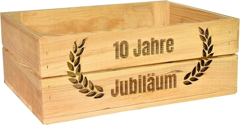 Besuche den CHICCIE-Store Holzkiste Personalisiert Kranz mit Wunschtext - Gravierte Erinnerungskiste Jubiläum Geburtstag — Geschenkverpackung