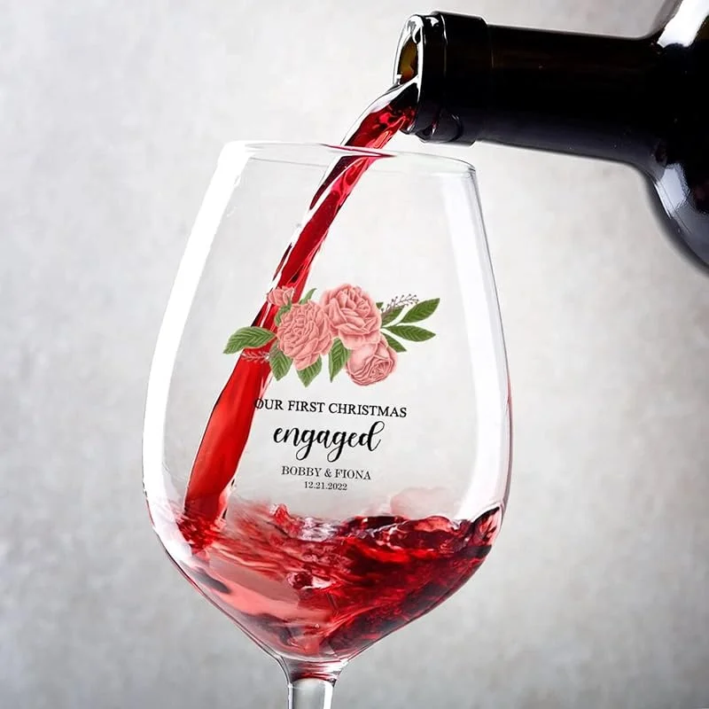 Marke: Rimego Rotweinglas Verlobung 2023 Weihnachten Ornament Weinglas Kelch 2er Set Tolles Weingeschenk für Hochzeitstag Weihnachten Geburtstag 17 oz Gläser — Wein und Festtafel